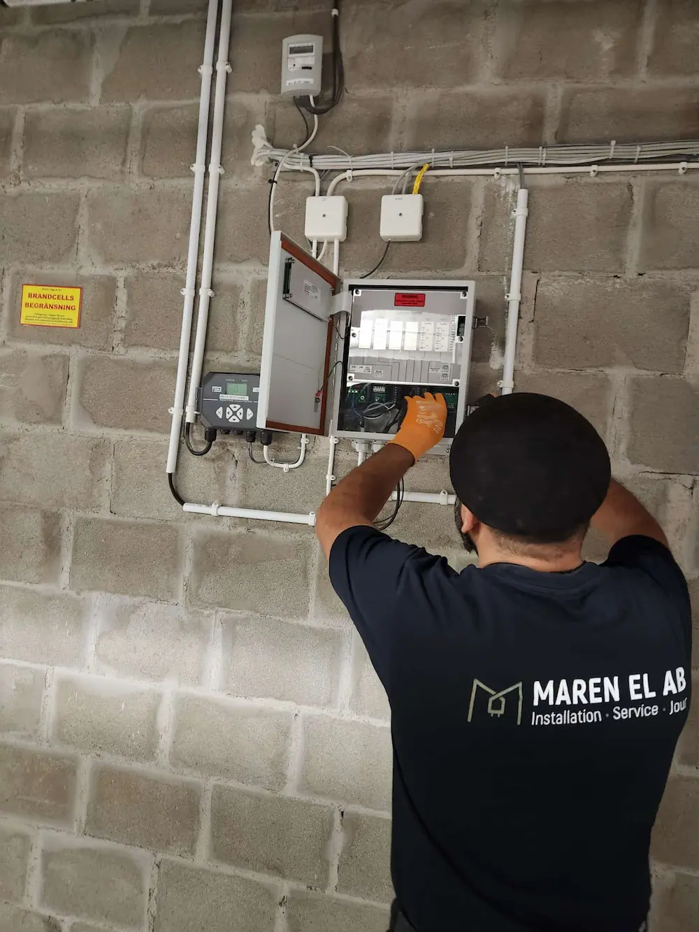 Elektriker från Maren El installerar belysning i Stockholm